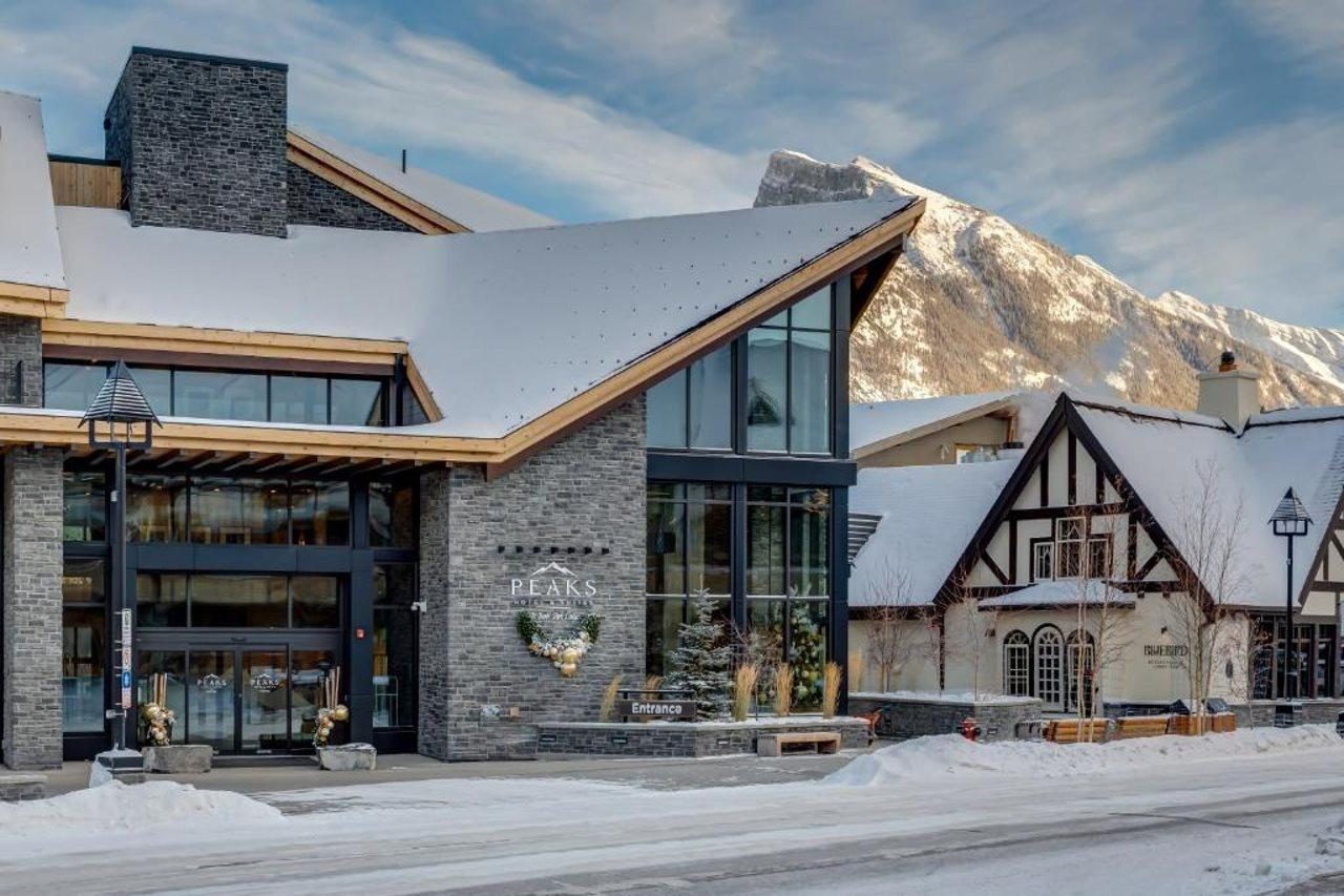 Peaks Hotel And Suites Banff Exterior photo